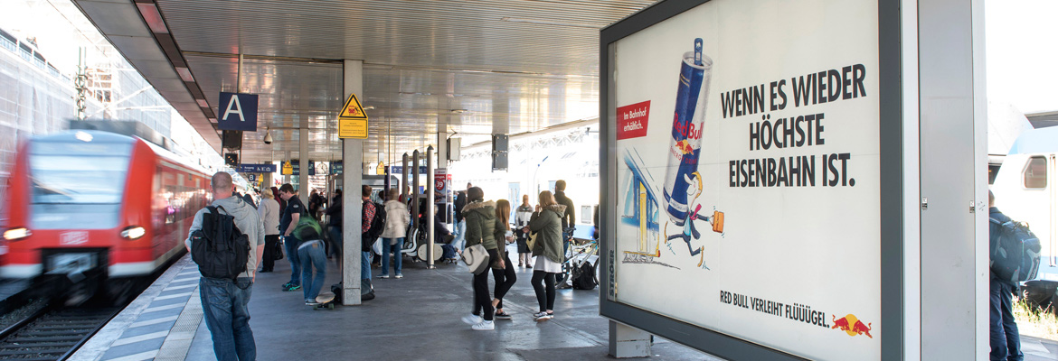 Plakatwerbung am Bahnhof