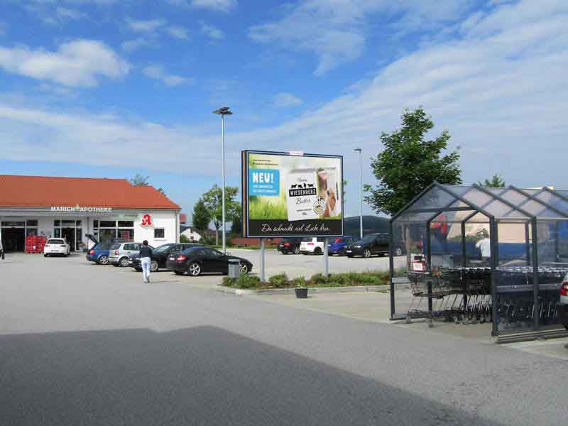 Parkplatz mit Wiesenherz-Plakatwand Parkplatz mit Wiesenherz-Plakatwand