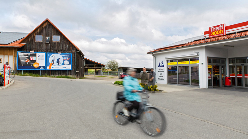 Zwei wandmontierte Plakatflächen