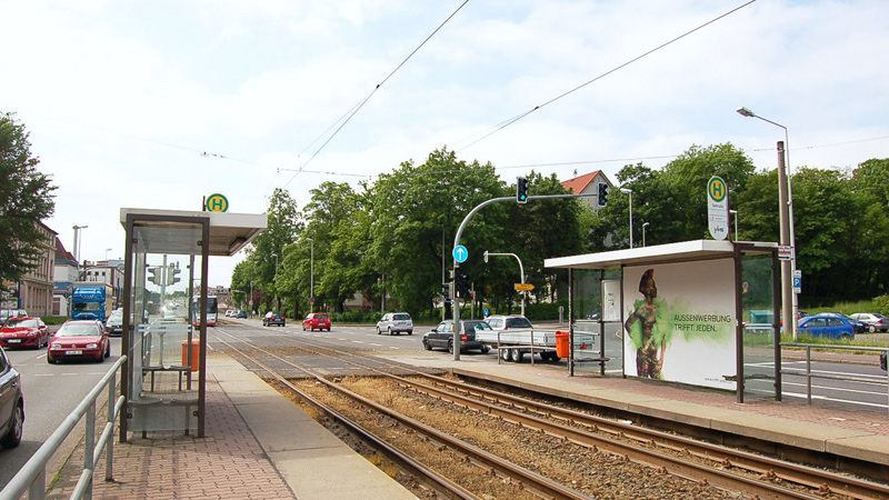 Plakatwerbung in einem Wartehäuschen Plakatwerbung in einem Wartehäuschen