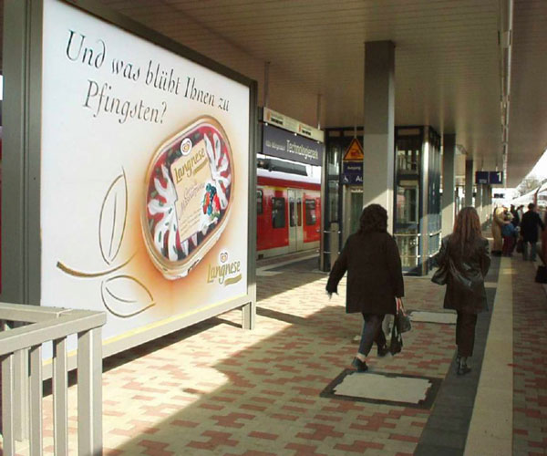 Plakatwerbung am Bahnhof Plakatwerbung an S-Bahn