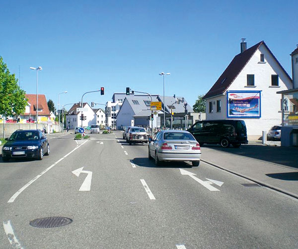 Beleuchtete Großfläche mit Plakatwerbung Beleuchtete Großfläche mit Plakatwerbung