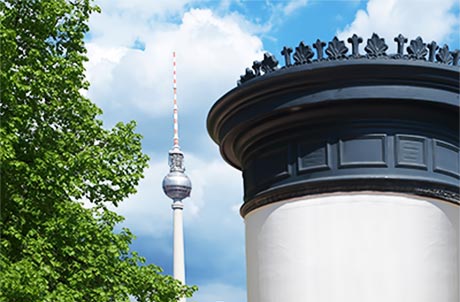 Litfaßsäule in Berlin mit Fernseherturm