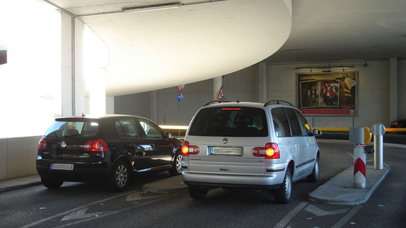 Plakatwerbung im Flughafen-Parkhaus