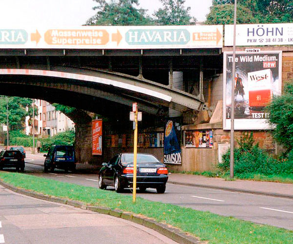 Attraktive Sondergroßfläche mit Plakatwerbung Attraktive Sondergroßfläche mit Plakatwerbung