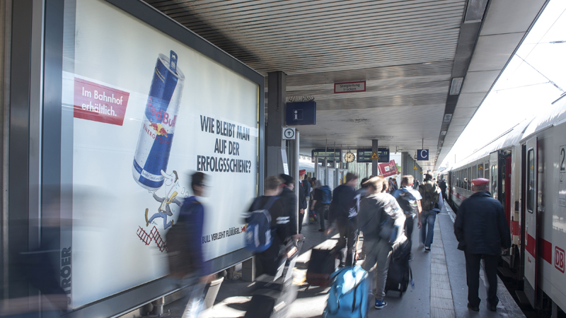 Plakatwerbung am Bahnhof