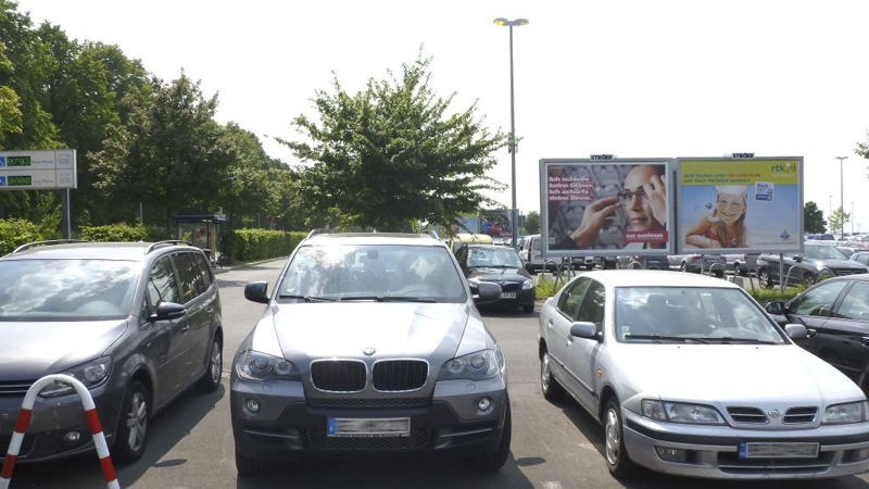 Großflächen am Flughafen-Parkplatz Großflächen am Flughafen-Parkplatz