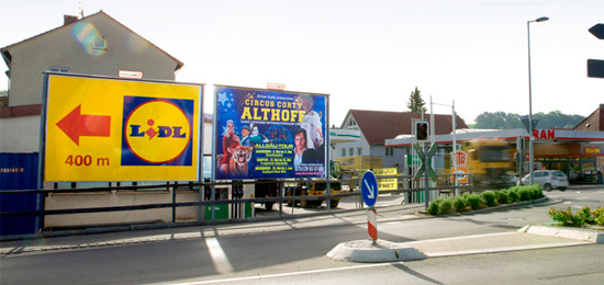 Plakatwerbung mit Richtungspfeil