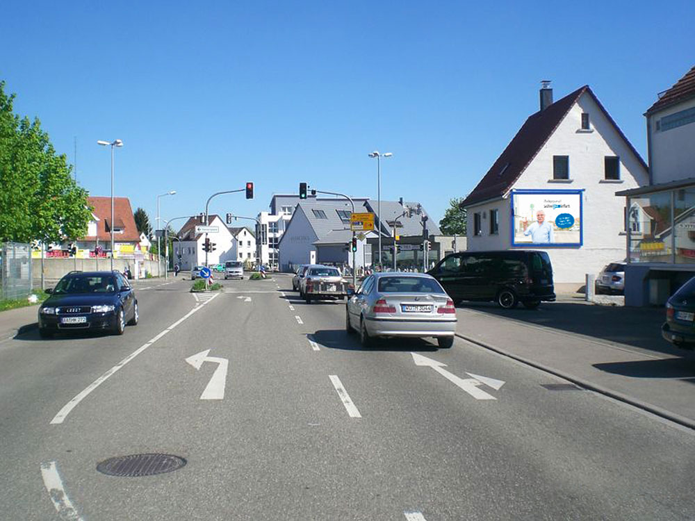 Plakattafel an der Straße