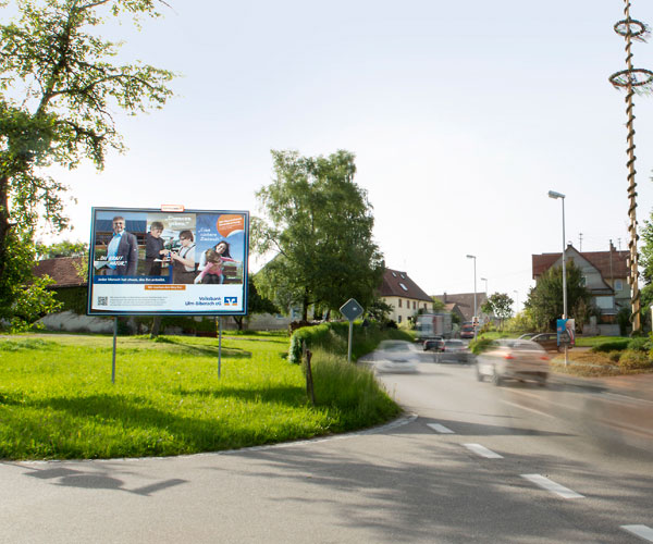 Freistehende Großfläche mit Plakatwerbung Freistehende Großfläche mit Plakatwerbung