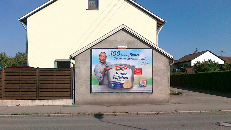 Wandmontierte Großfläche mit Plakatwerbung