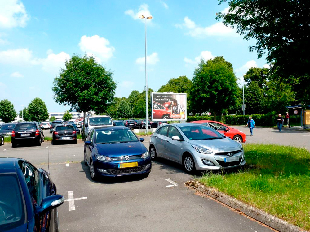 Plakatwerbung am Parkplatz