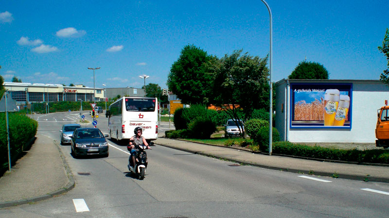 Wandmontierte Großfläche mit Plakatwerbung