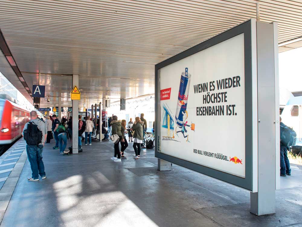 Plakatwerbung am Bahnhof Plakatwerbung am Bahnhof
