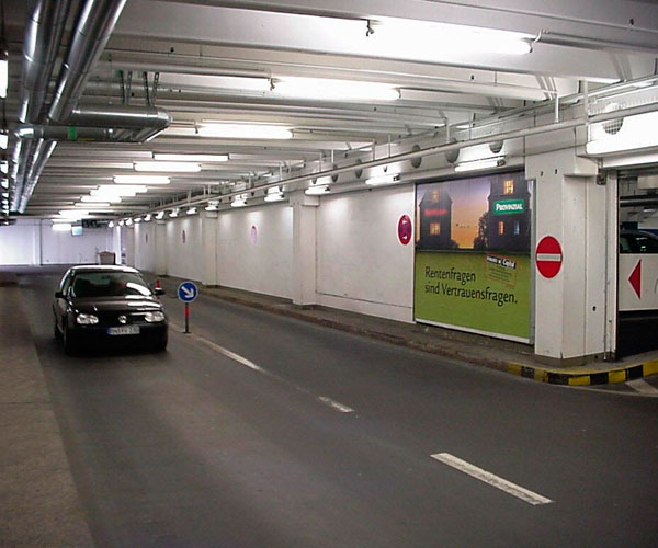 Großfläche mit Plakatwerbung im Parkhaus Großfläche mit Plakatwerbung im Parkhaus