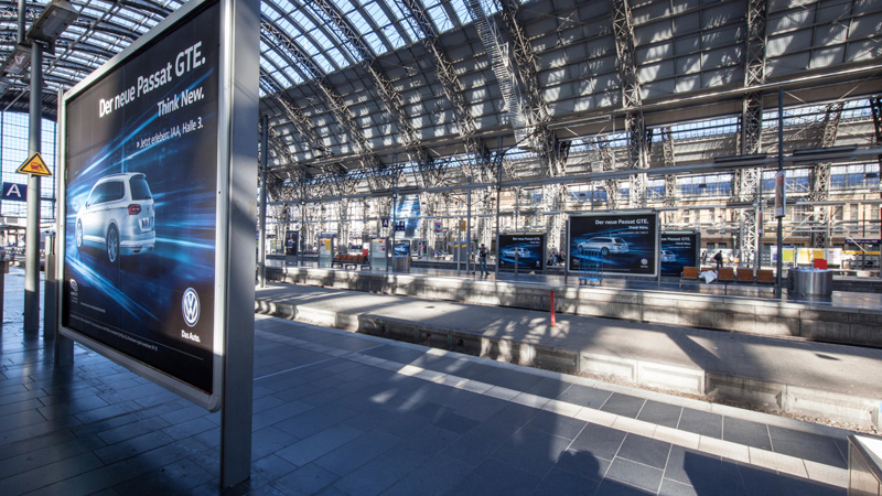 Edle Plakatwerbung in Wartehalle