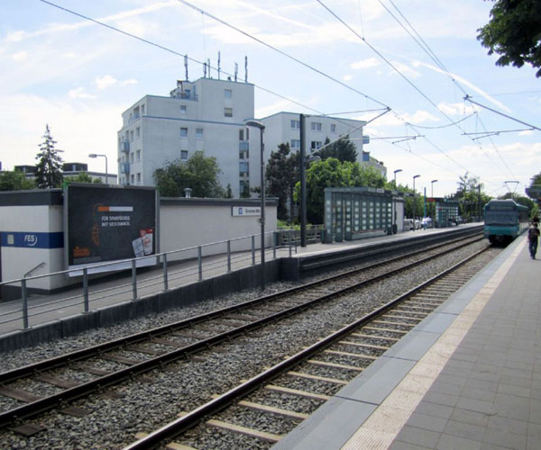 Werbung mit Plakaten an einem Bahnhof Werbung mit Plakaten an einem Bahnhof