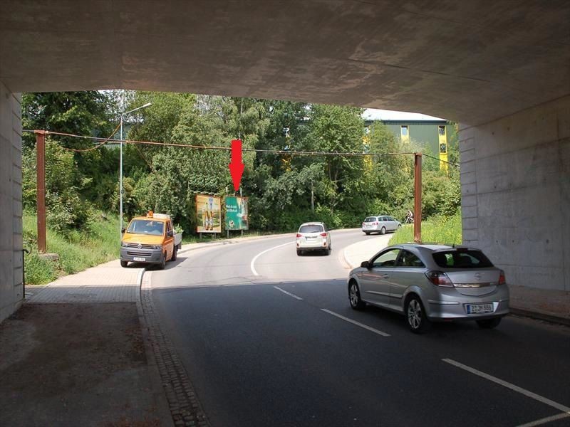 Am Bahnhof vor Eisenbahnbrücke re