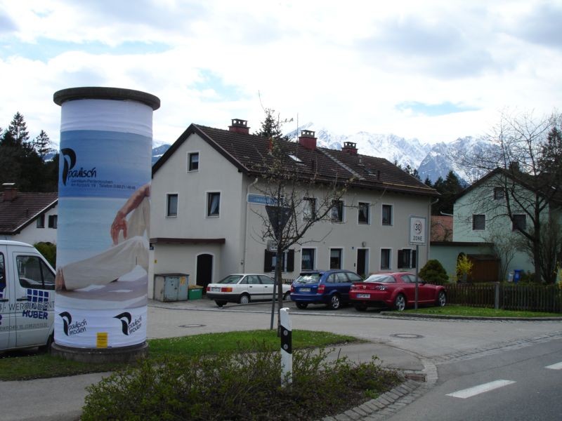 Werdenfelser Straße, Hauptverkehrsstraße im Ortsteil Burgrain