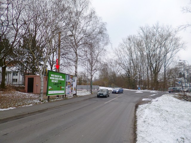 Strietwaldstraße / Habichtstraße, Sportplatz (li. T.)