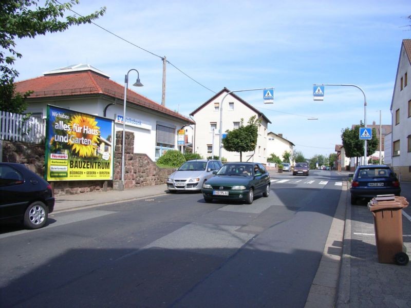 Hanauer Str. gg. 31 nh. / Friedhofstr., Volksbank gg. Bäcker