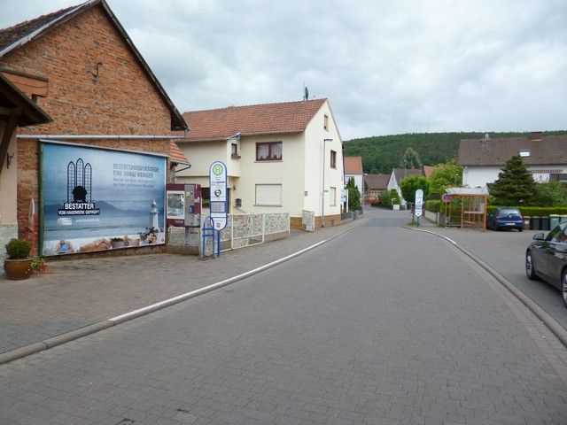 Hauptstr., Bush. gg. 24 / Kirchstr., Apotheke gg. Sparkasse