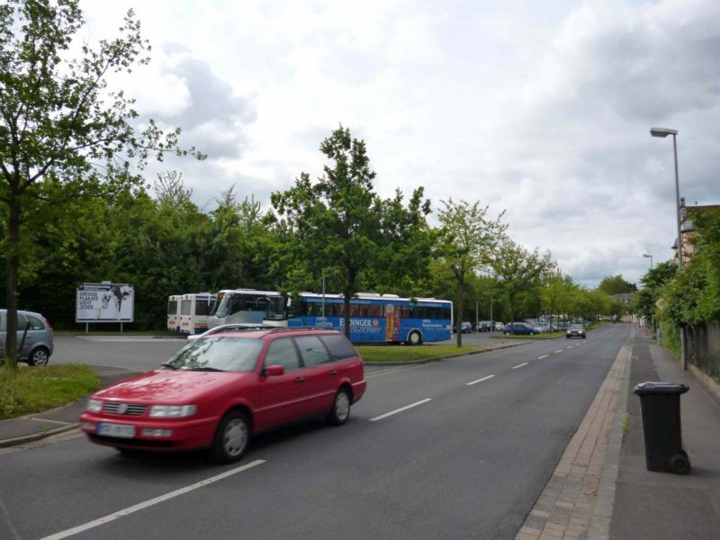 Gemündener Straße gg. 3, Parkplatz, nh. Einkaufszentrum