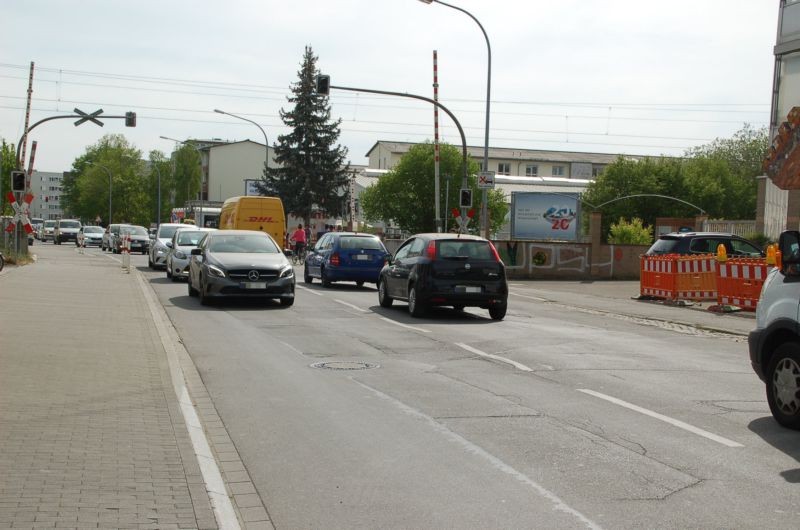 Schneckenburgstr/Bahnübg/quer (Sicht Bahnübg)