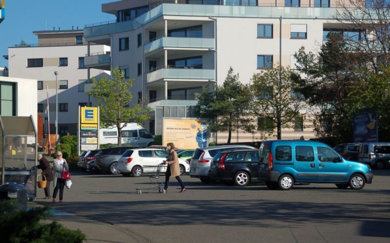 Lippertsreuter Str. 1 /Edeka/neb. Einfahrt (Sicht Mkt)