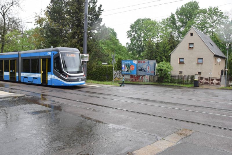 Adelsbergstr. 47/geg. Arthur-Strobel-Str/Hts Strassenbahn