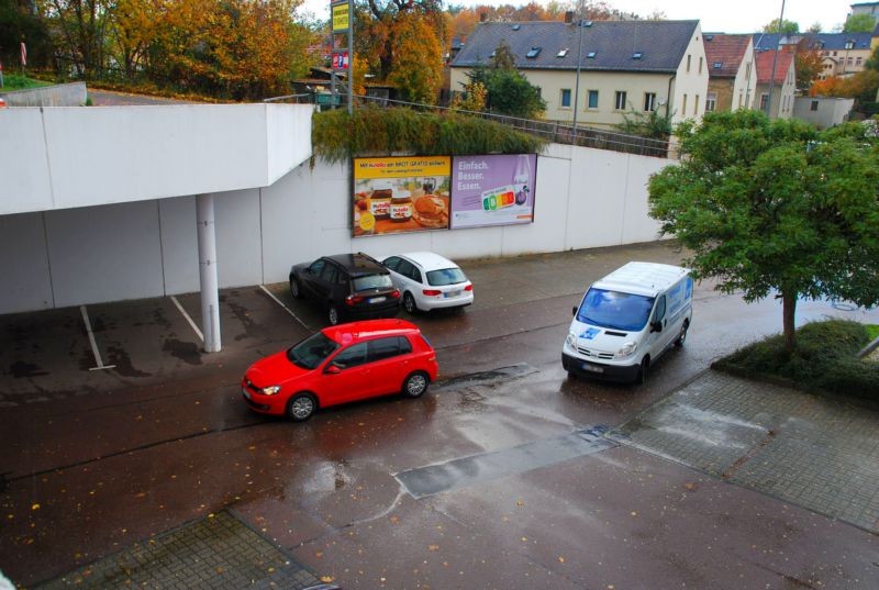 Schillerstr /Edeka Simmel/nh. Einfahrt/geg. Eingang (Wand)