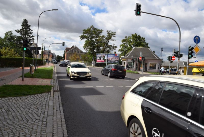 Muskauer Str/Bahnhofstr (quer zur B 156)