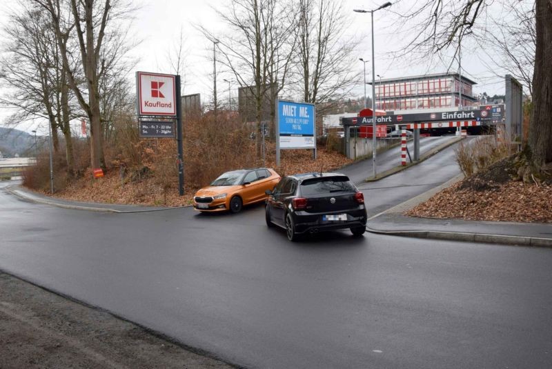 Würzburger Str. 1 /Kaufland/Einfahrt Parkdeck (lks)