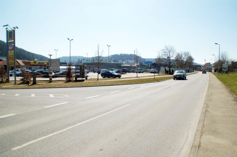 Kolbinger Str. 16 /Edeka/rts vom Eingang (quer zur Str)