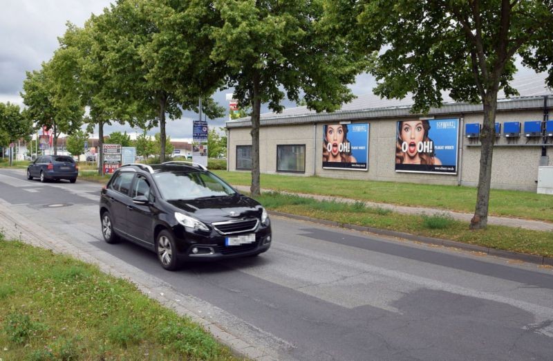 Werdohler Str/An der Reutereiche/neb. Einfahrt Rewe im EKZ
