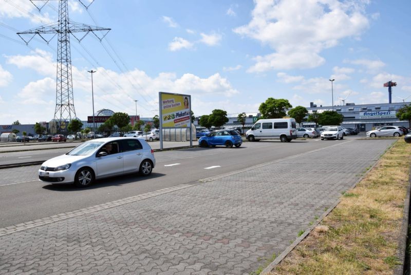 Am Elbepark /Lidl im Elbepark/Park-Box 12/Sicht Zufahrt rts