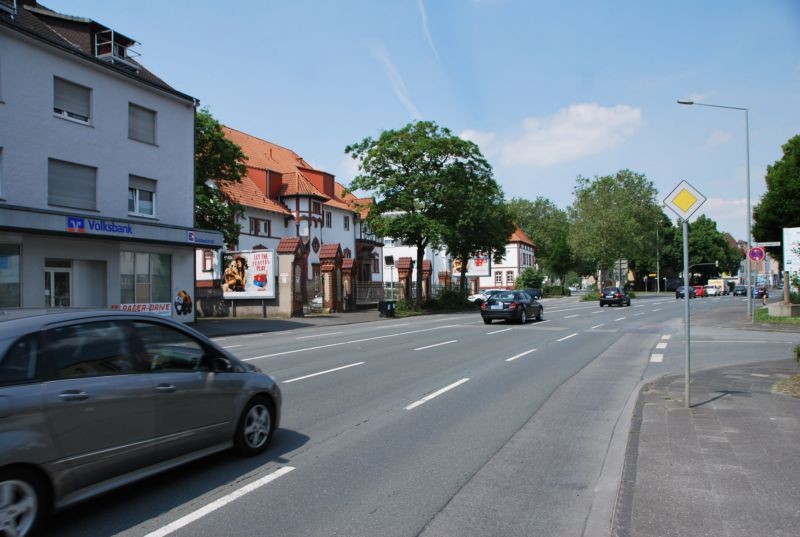 Neuhäuser Str. 69/geg. Hans-Humpert-Str/Zuf Aldi/quer (rts)