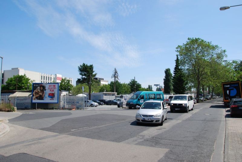 Lärchenstr. 110/Zufahrt Rewe -Ernst-Wiss-Str (quer)