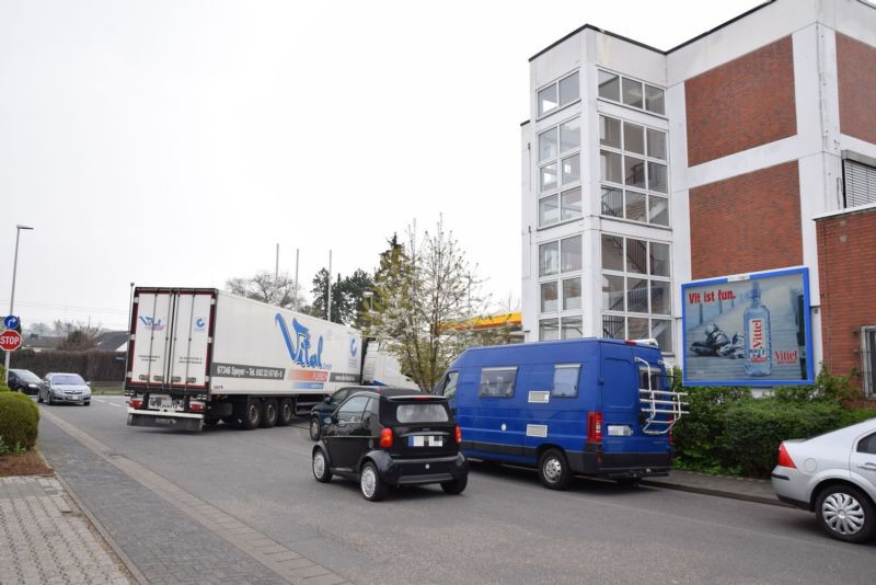 Philipp-Reis-Str/bei Tankstelle