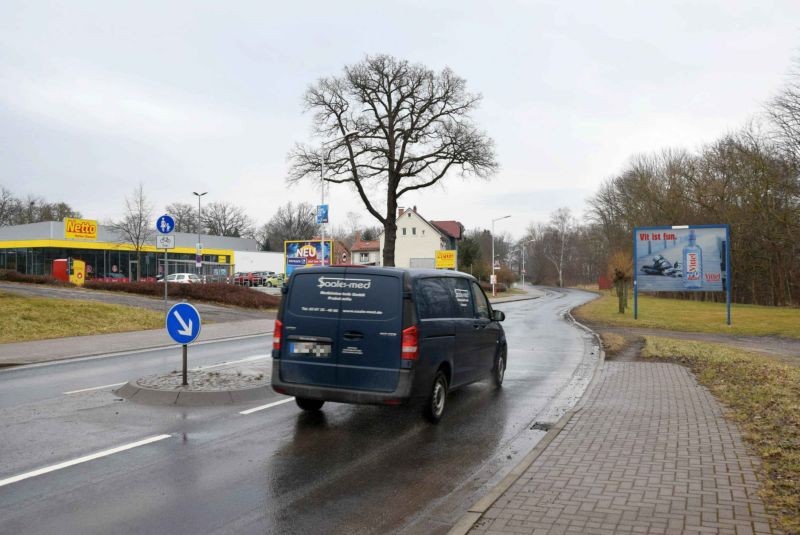 Königseer Str/geg. Nr. 3/geg. Netto/quer zur B 88  (Gehren)