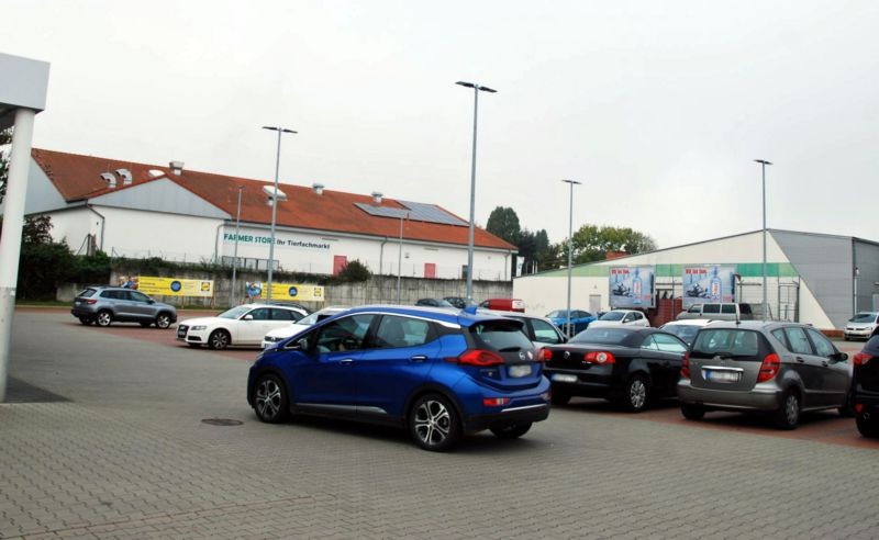 Rischenweg 6 /Lidl (rts von Einfahrt)