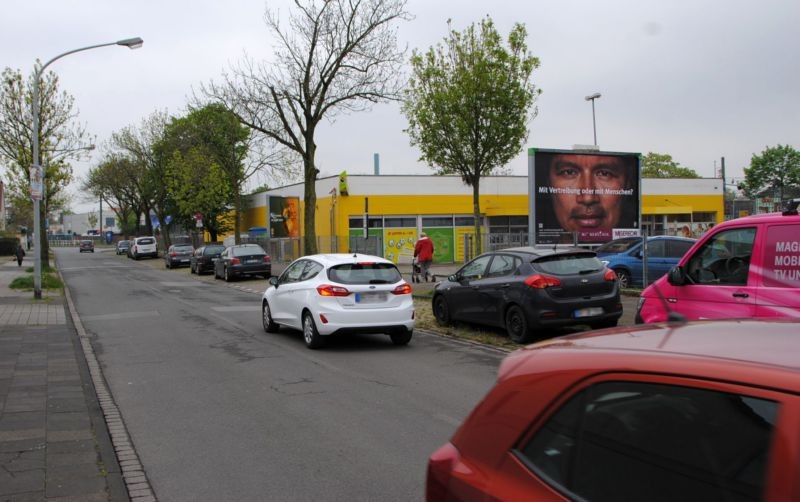 Eschenstr. 120 /Trinkgut + Rewe/Einfahrt (Sicht Rewe)