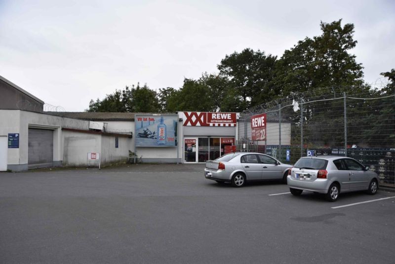 Heidestr. 25 /Rewe/rts vom Eingang