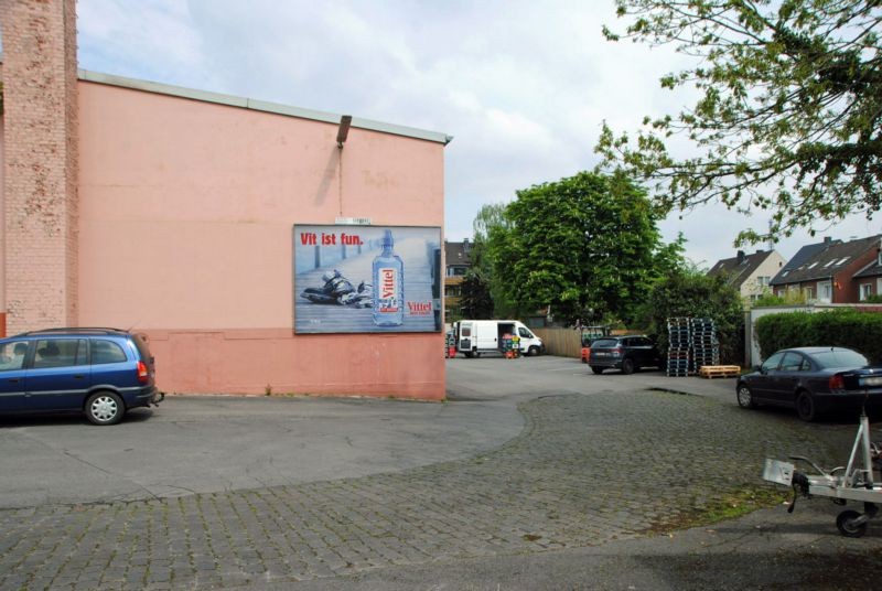 Neustadtstr. 75 /Getränke Arena (lks vom Eingang)