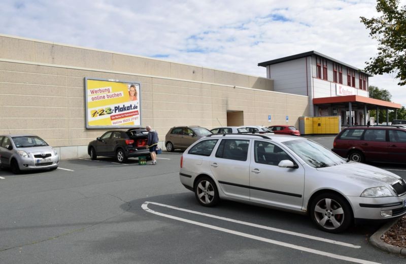 Dr.-Hans-Künzel-Str. 1 /Kaufland/lks vom Eingang (Wand)