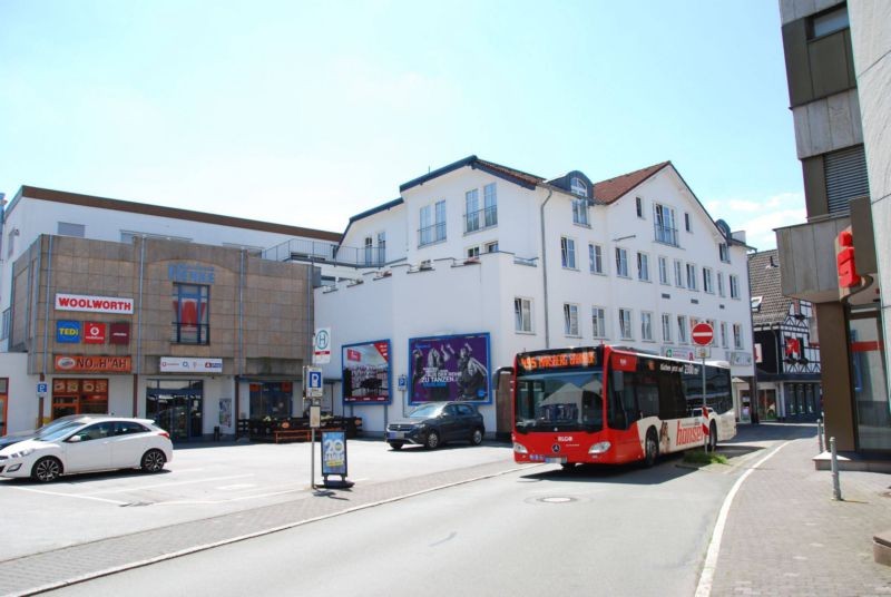 Hauptstr. 32/Kaufhaus-Henke (rts vom Eingang)