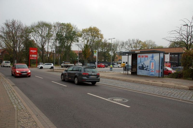 Neuhaldensleber Str/neb. Penny/Einfahrt/Sicht Str  (WH)