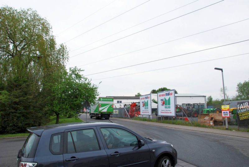 Röntgenstr. 1/geg. E-Center (Ein- und Ausfahrt)