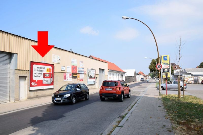 Kalterer Str/geg. Nr. 21a/geg. Edeka/Einfahrt (Sto. 3)