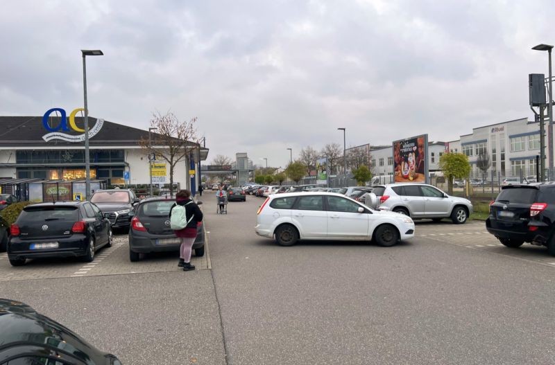 Bahnhofstr. 10 /Edeka im Aach-Center/neb. Eingang/rts